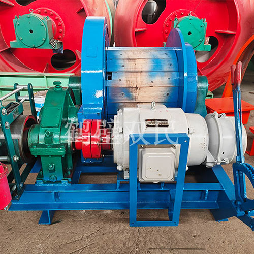 鑿井絞車廠家生產(chǎn)的JT-0.8×0.6P礦用提升絞車發(fā)貨！